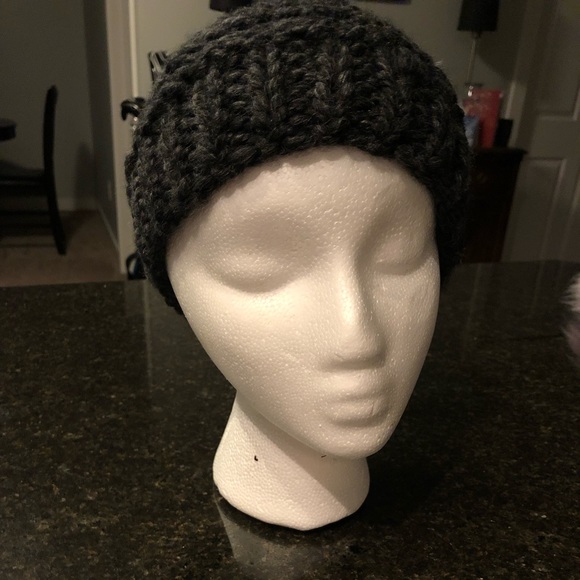 NEW! Toque/beanie - handcrafted with removable faux fur pom pom 🇨🇦 - Picture 5 of 5